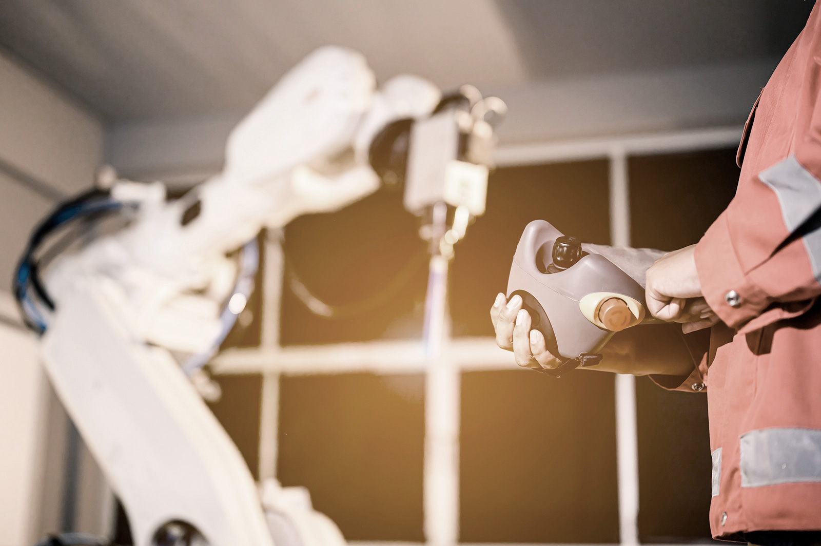 Robottia ohjaava työntekijä Automatesin alkuperäisellä etusivukuvalla